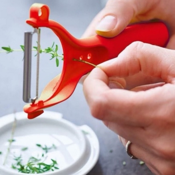 Tupperware Ergonomic 5-n-1 Horizontal Peeler Citrus Herbs Multipurpose Red Black - Picture 10 of 16